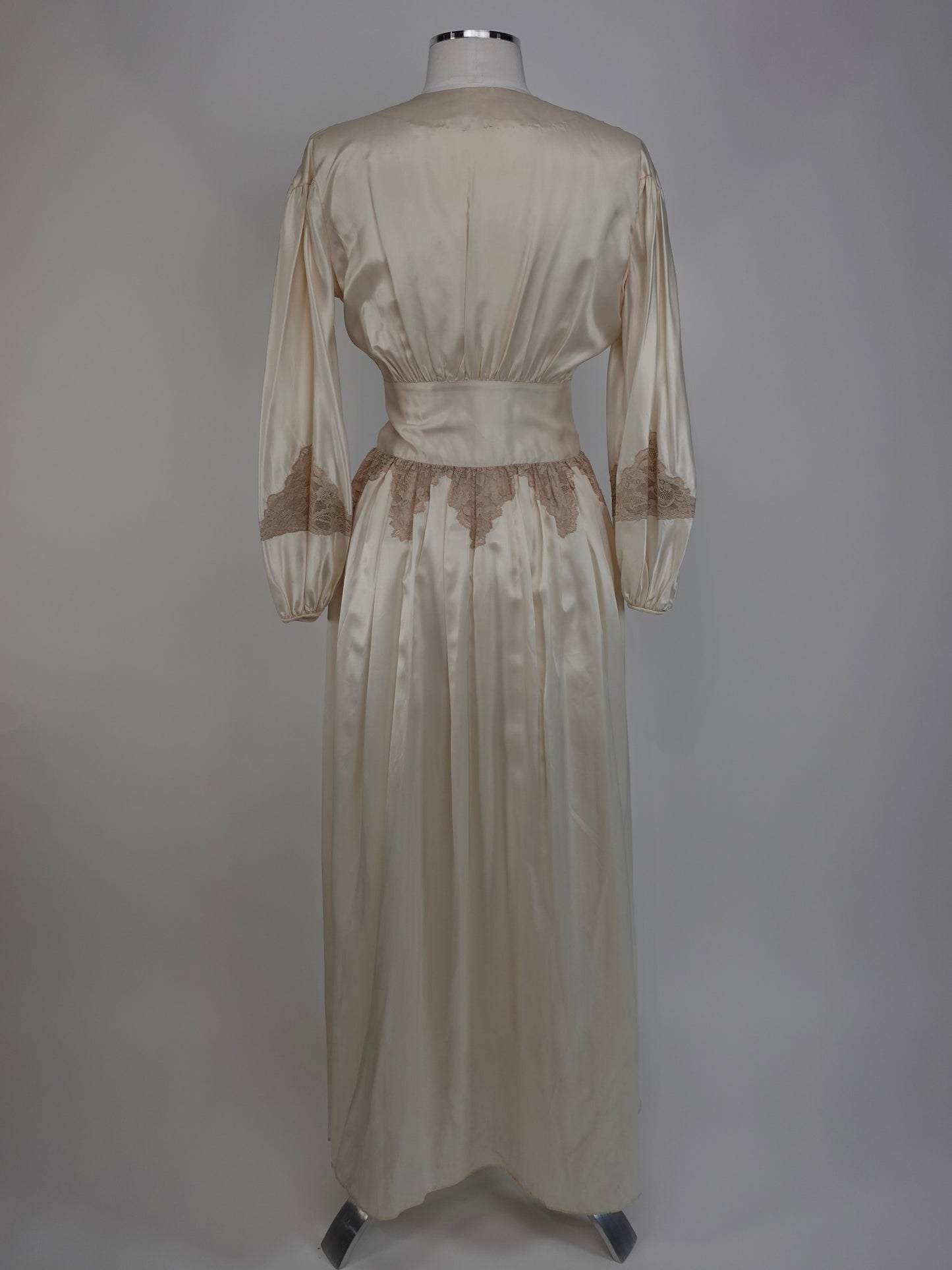 1940S - " RUBY" SILK RUFFLE POET SLEEVE DRESSING GOWN