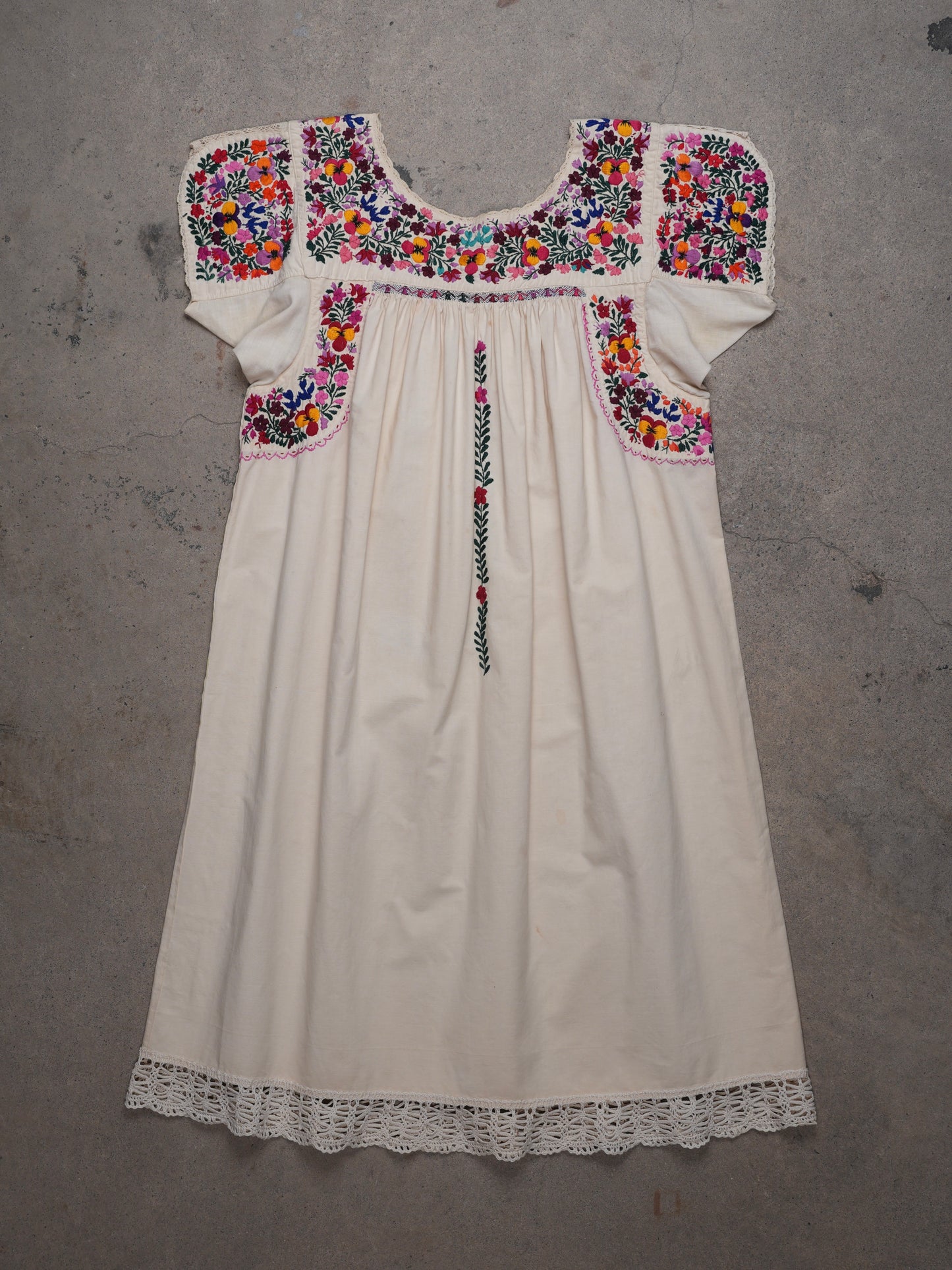 1950S - MEXICAN HAND EMBROIDERED COTTON PEASANT DRESS W/ CROTCHET TRIM