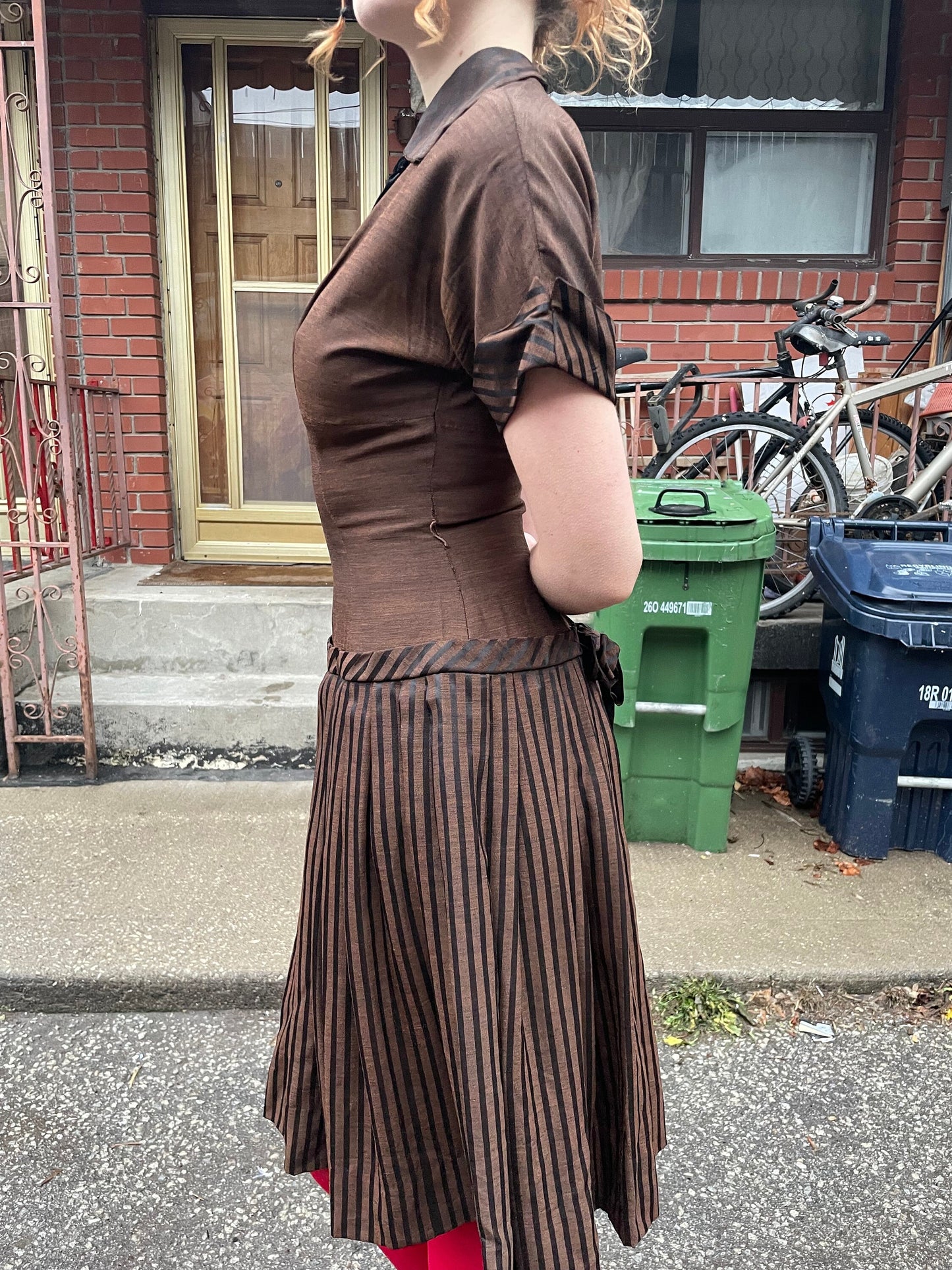 1950S - BROWN AND BLACK STRIPE DRESS WITH BOW COLLAR