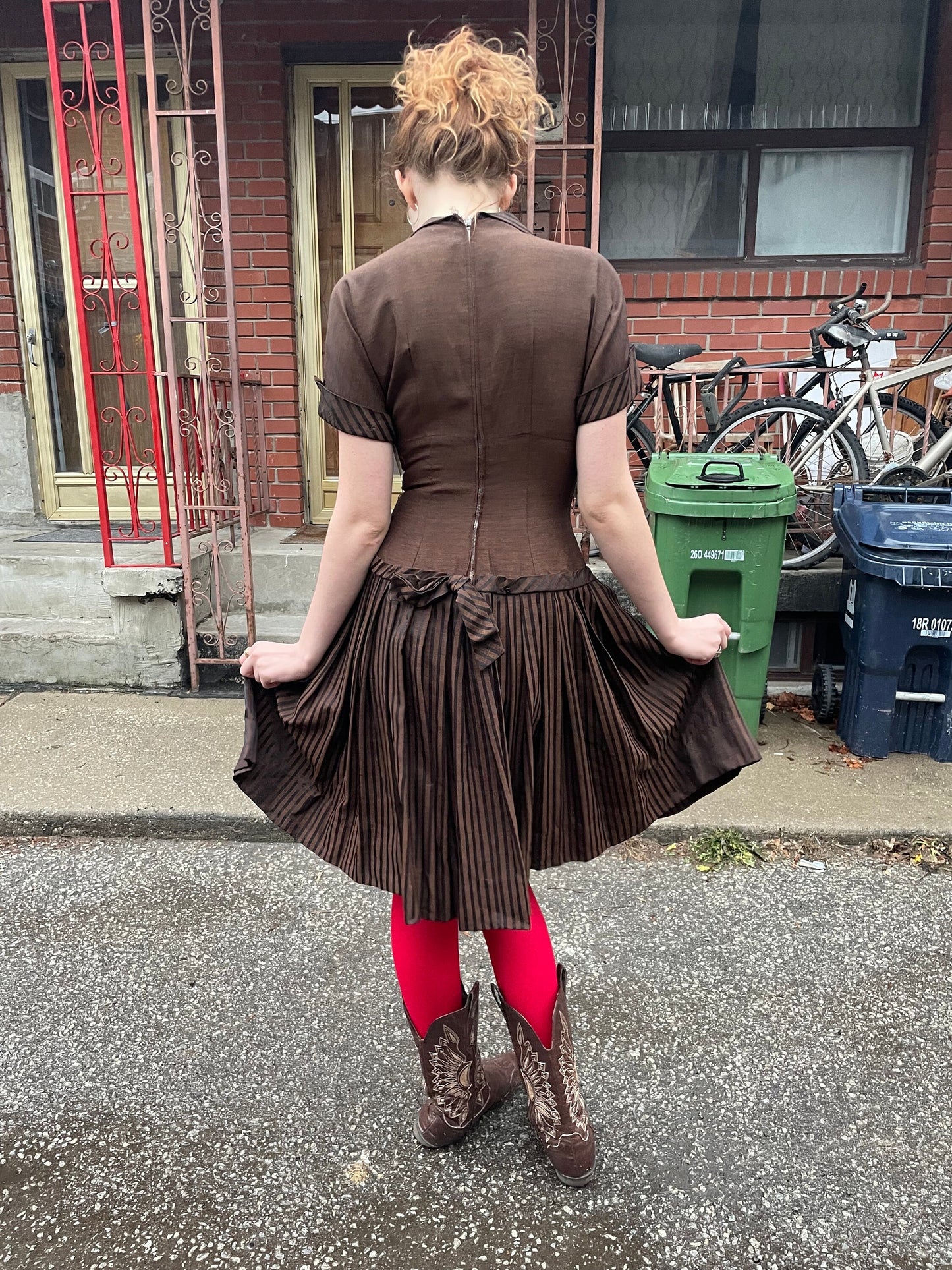 1950S - BROWN AND BLACK STRIPE DRESS WITH BOW COLLAR