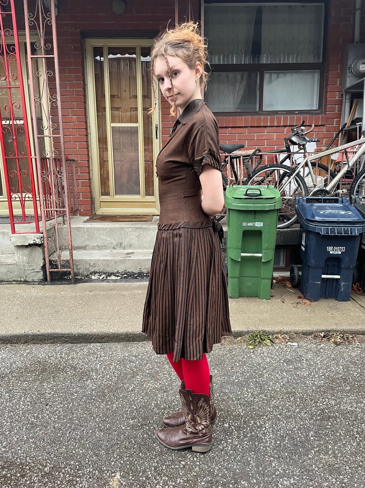 1950S - BROWN AND BLACK STRIPE DRESS WITH BOW COLLAR