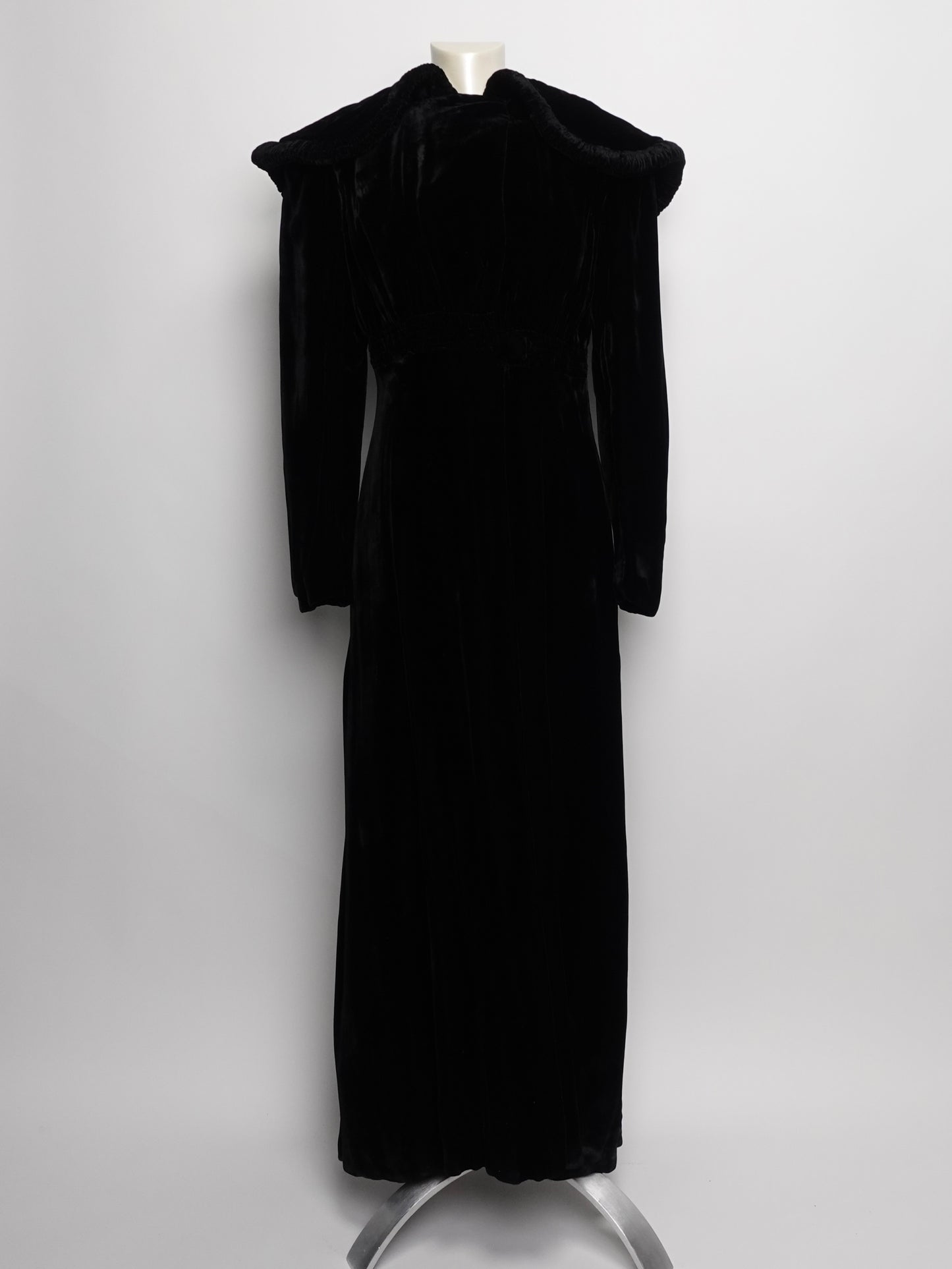 1930S/40S - BLACK VELVET OPERA CAPE/COAT