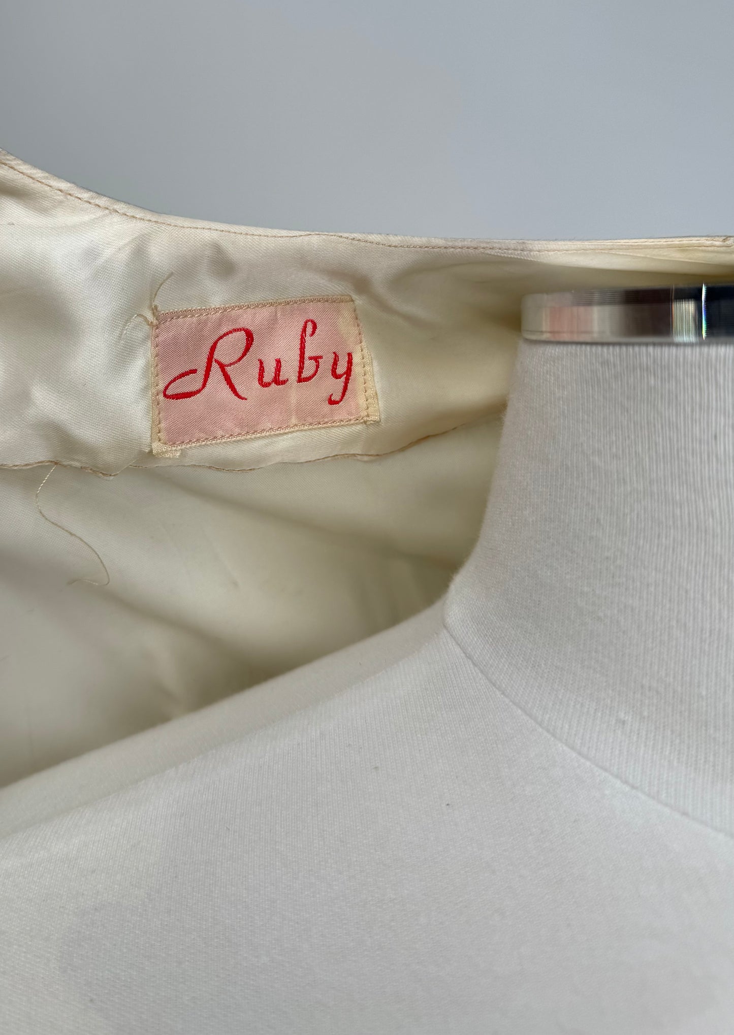 1940S - " RUBY" SILK RUFFLE POET SLEEVE DRESSING GOWN