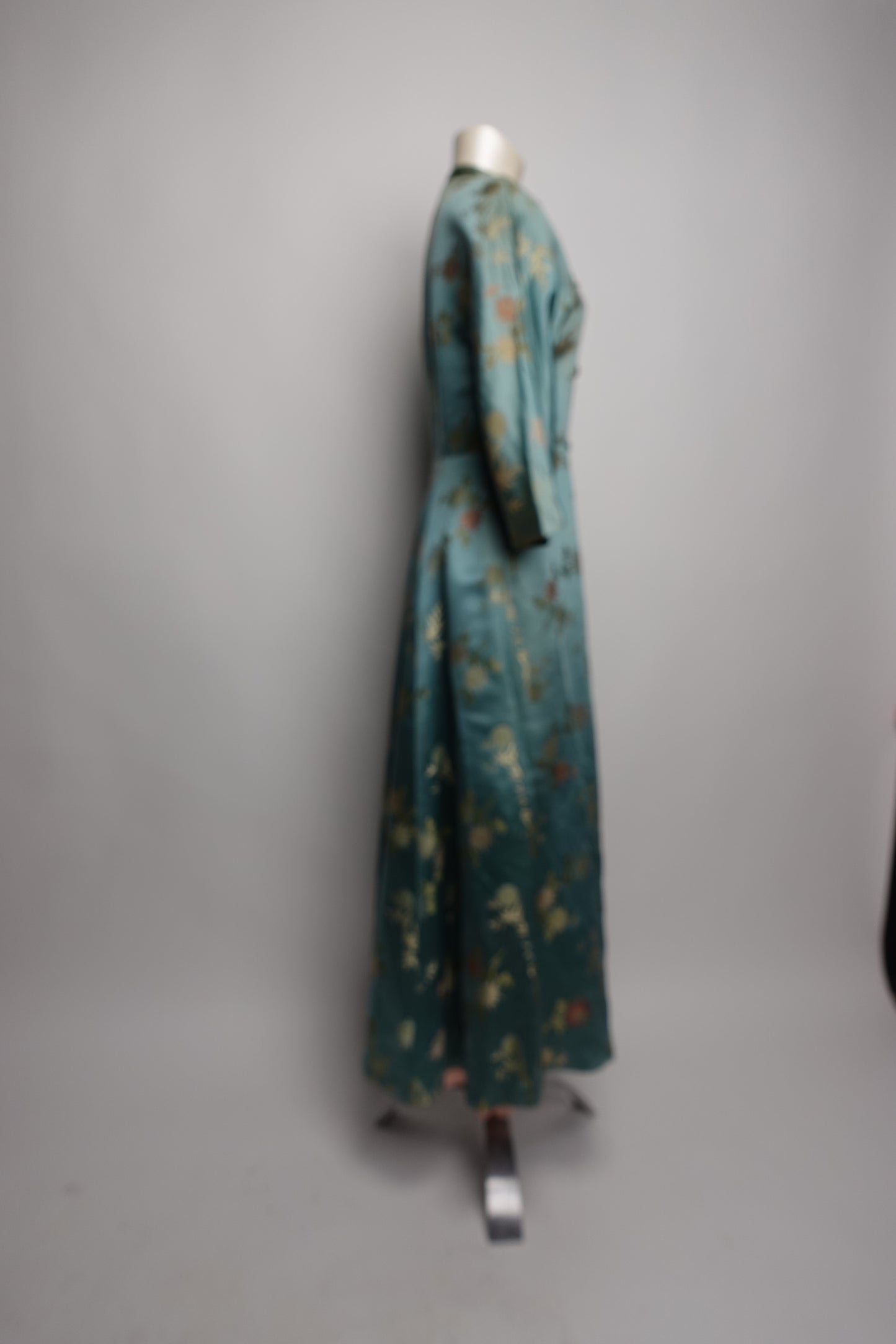 1940S - DYNASTY SATIN/SILK BROCADE DRESSING GOWN