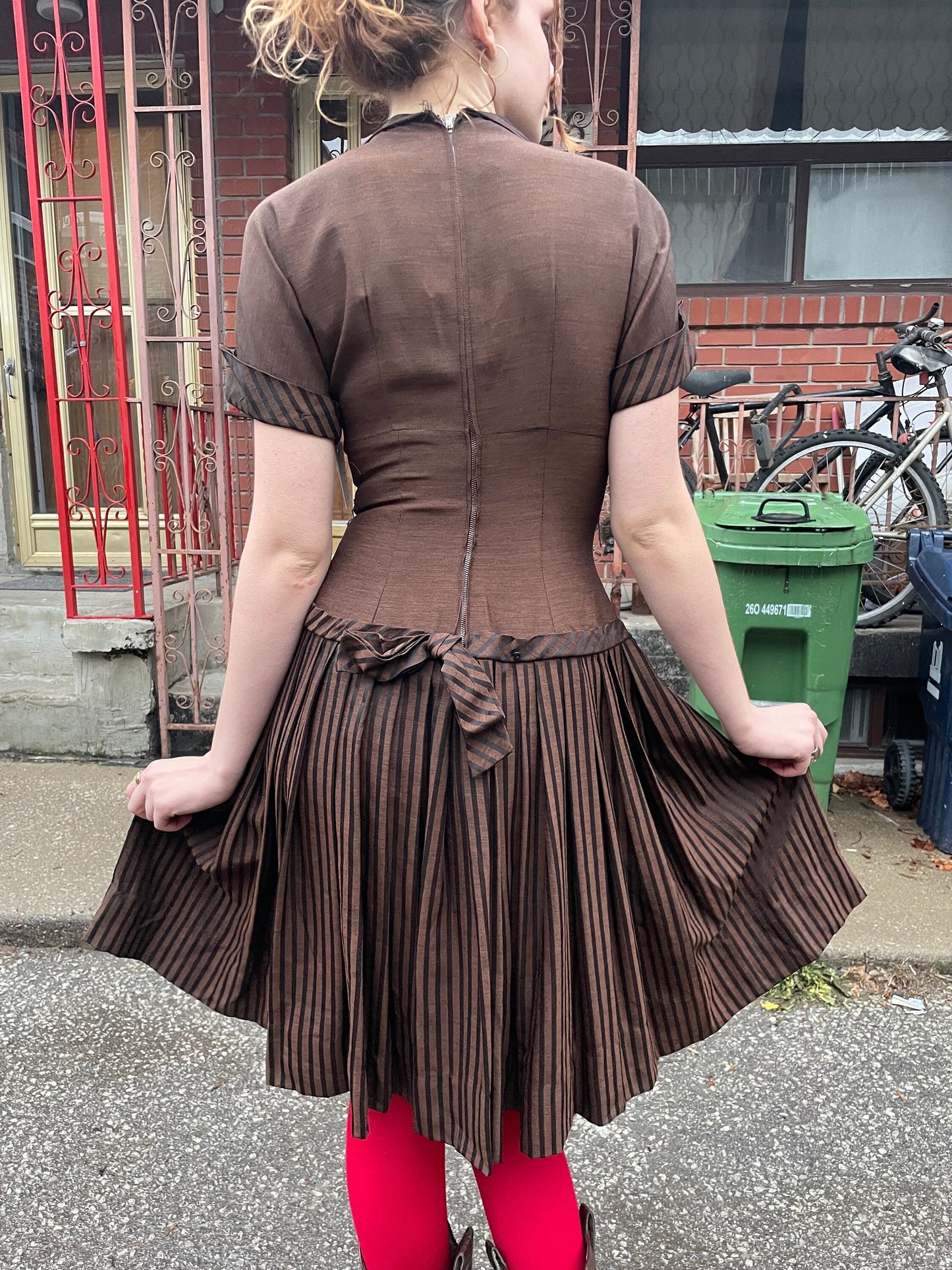 1950S - BROWN AND BLACK STRIPE DRESS WITH BOW COLLAR