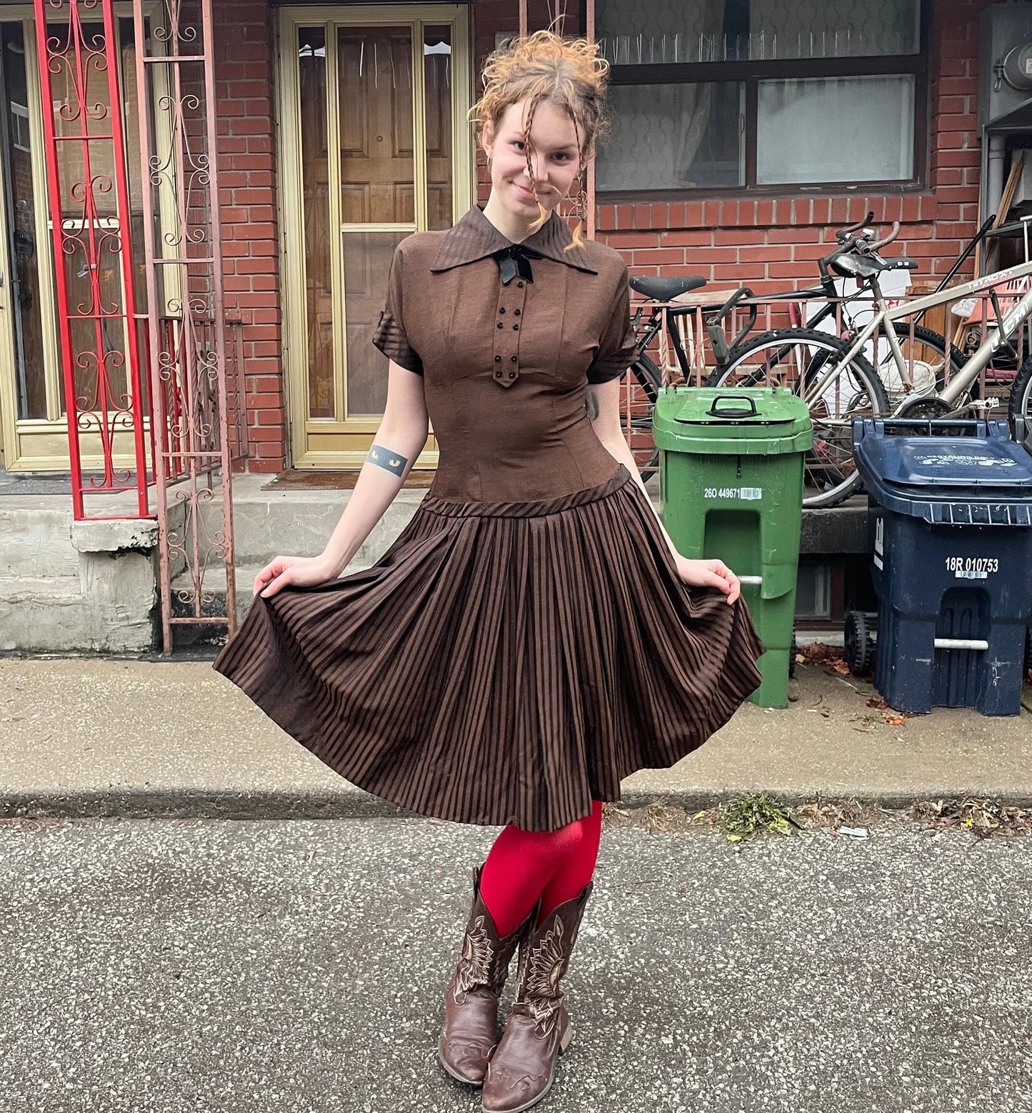 1950S - BROWN AND BLACK STRIPE DRESS WITH BOW COLLAR